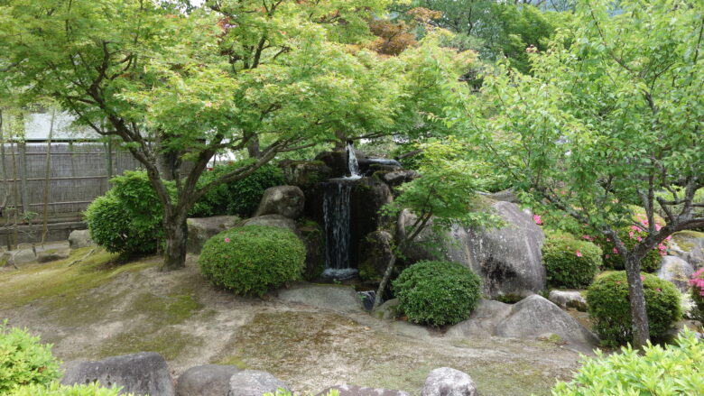 庭園の小さな滝
