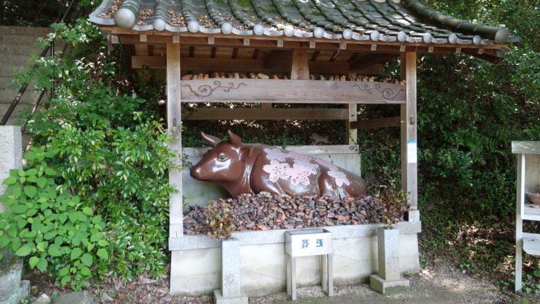 祠に祀られる牛像
