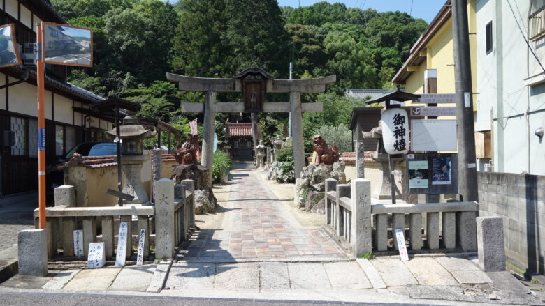 天津神社の参道
