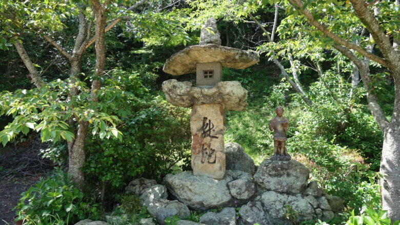 石灯籠と二宮金次郎の像