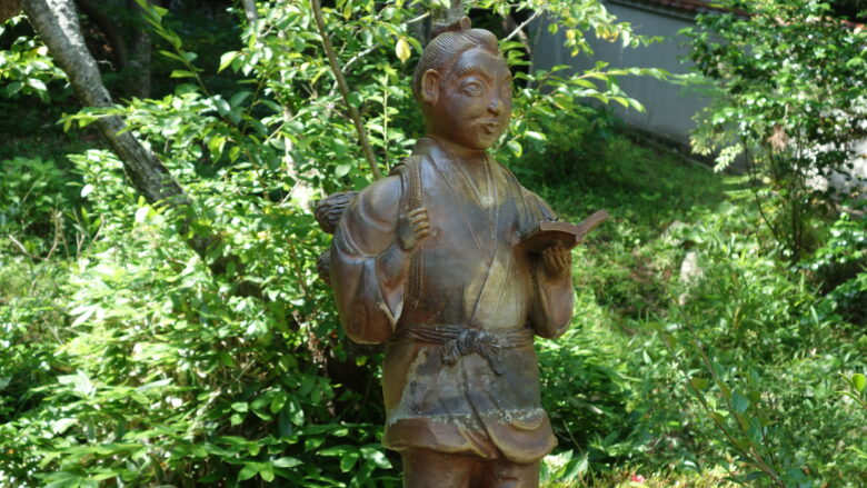 備前焼で作られた二宮金次郎の像