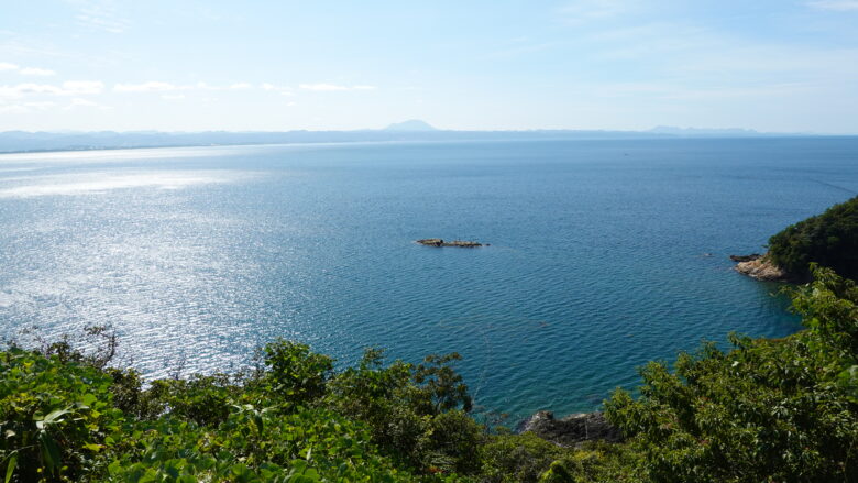日本海の景色、沖合に小さな岩礁が見える