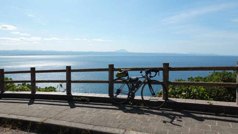 みさきうみねこ海道で、日本海をバッグにロードバイクを撮影