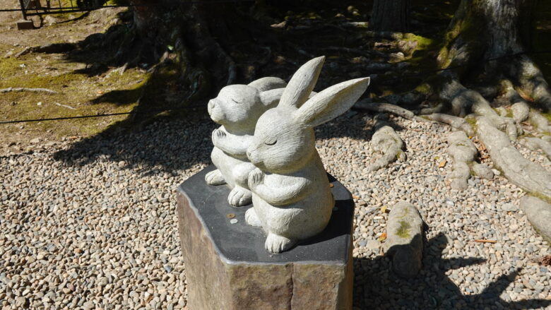 合唱するウサギの像