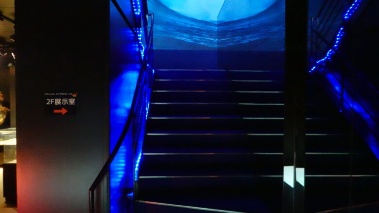 2階展示室へ向かう階段が妖しく光る
