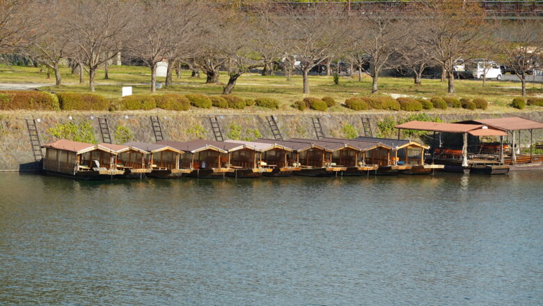 錦川に浮かぶ遊覧船