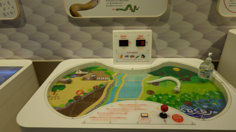 シロヘビを操作して遊ぶゲーム機