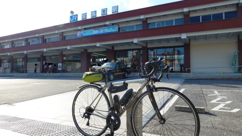 JR宮島口駅前でロードバイクを撮影