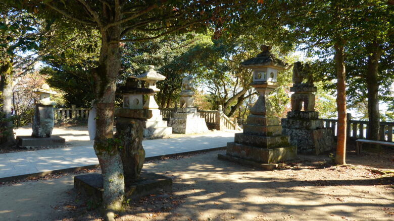 高屋神社の境内
