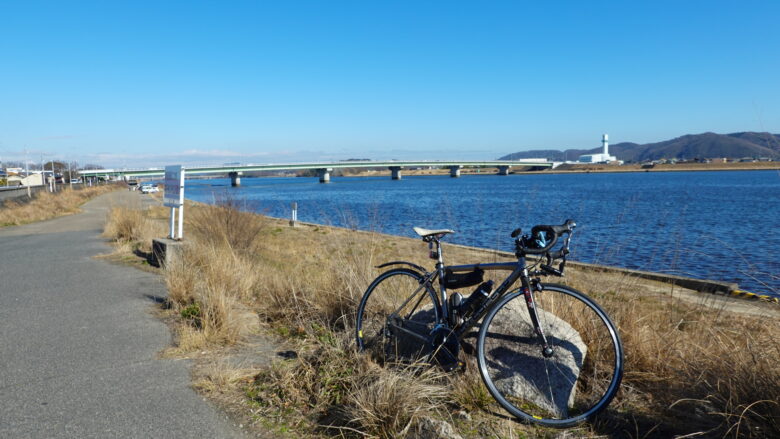吉井川沿いの道　遠くに永安橋が見える