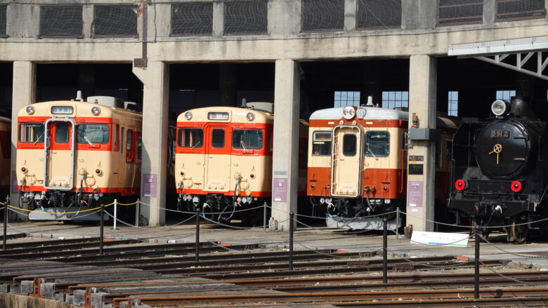 左から「キハ58形気動車」「キハ28形気動車」「キハ52形気動車」「D51形蒸気機関車」