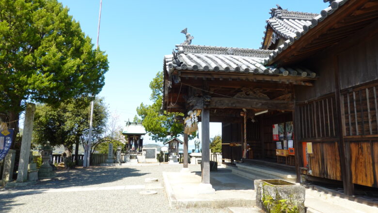 富丘八幡神社の境内