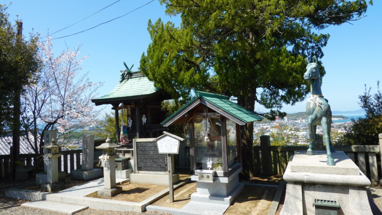 淵崎護国神社と神馬