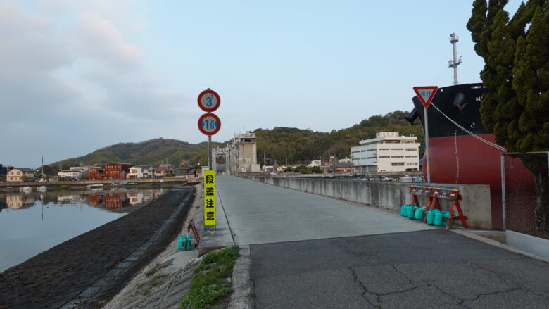 波止浜水門の通路