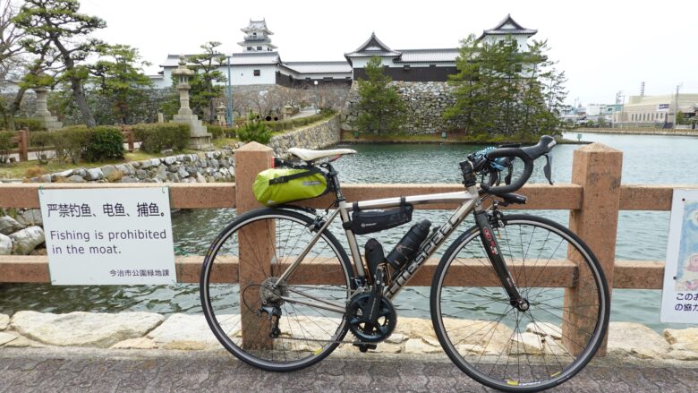 今治城とロードバイク