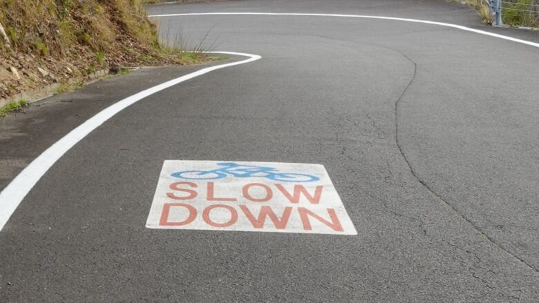 路面に描かれた「Slow Down」の文字