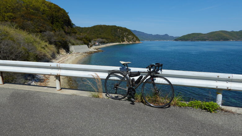 海岸線を走るロードバイク