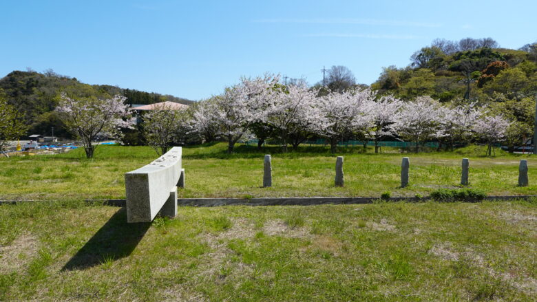 埋められた鳥居