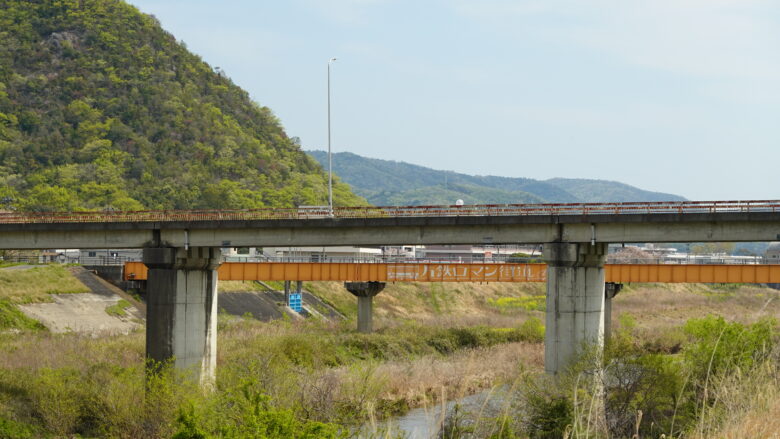 オレンジ色の鉄橋