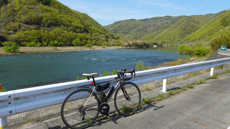 吉井川沿いを走るロードバイク