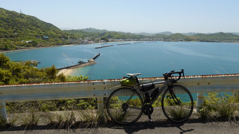 大串半島を疾走するロードバイク