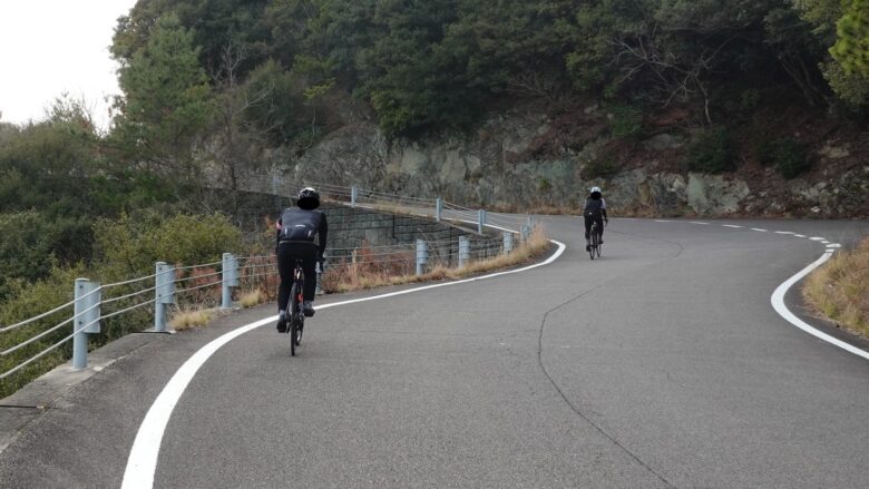 脚を保護してロードバイクで走る