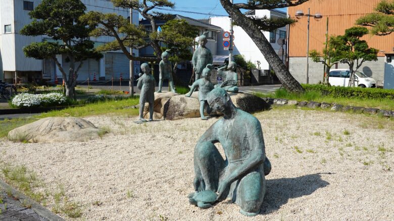 JR宅間駅前にある浦島太郎像