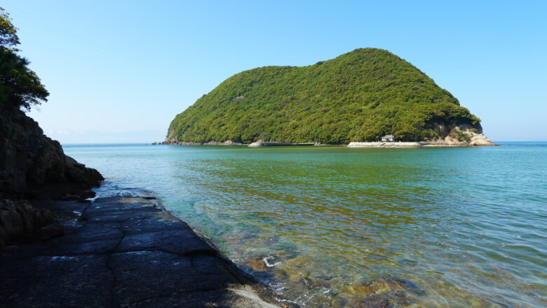 丸山島へ向かう歩道が完全に水没している