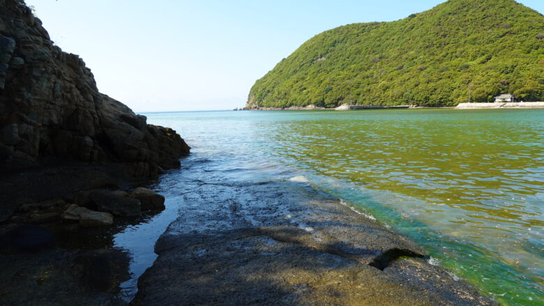 丸山島へ向かう歩道が完全に水没している