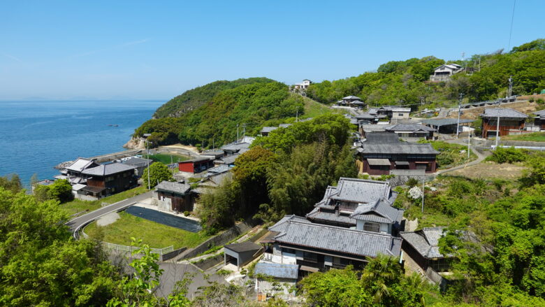 海を見下ろす場所に建つ民家