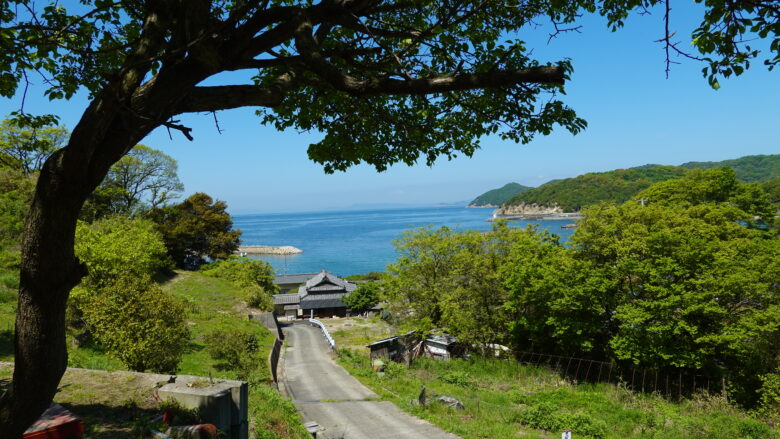 下り坂の奥に見える瀬戸内海