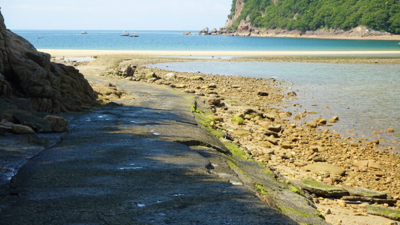 鴨之越海岸から丸山島へ道がつながる