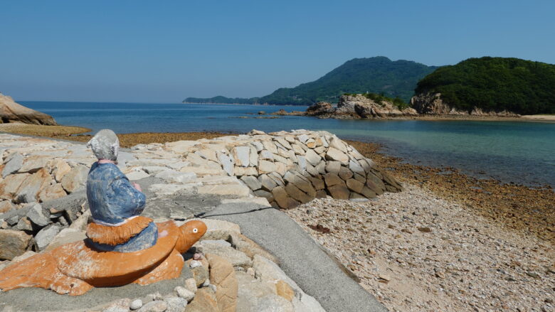 浦島太郎の像が見つめる先