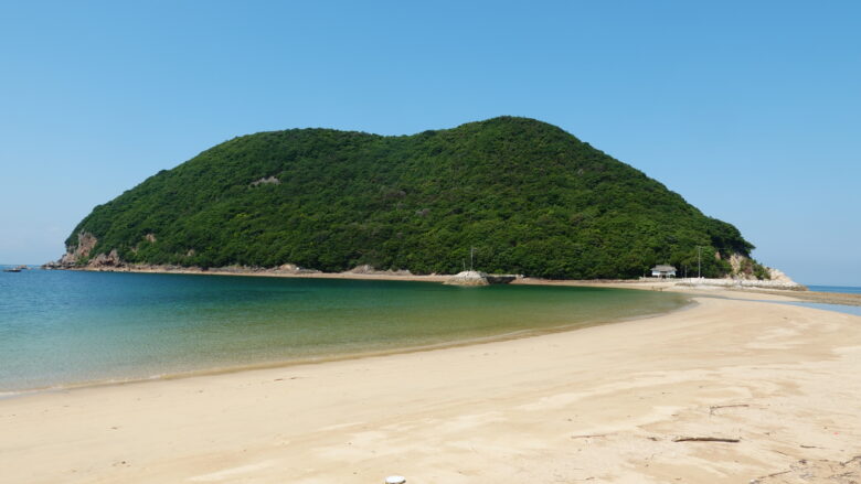 丸山島周辺の砂浜