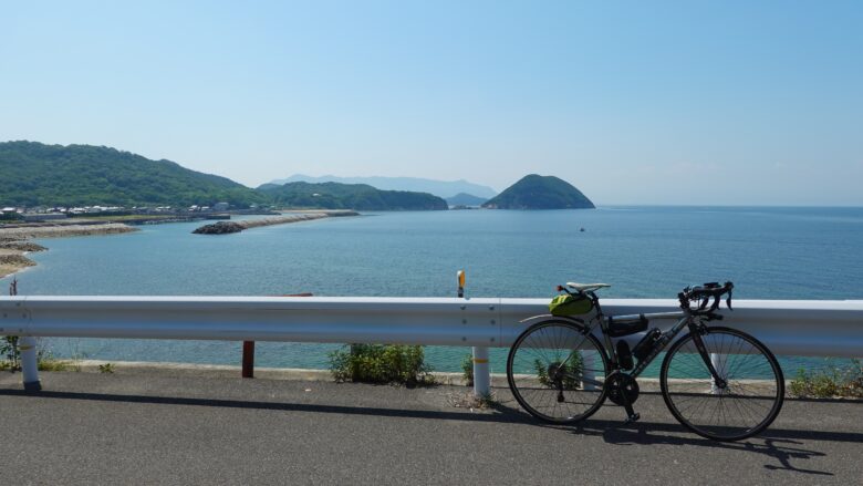 ロードバイクで海岸線を走る