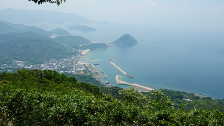 大浜漁港や丸山島が見える