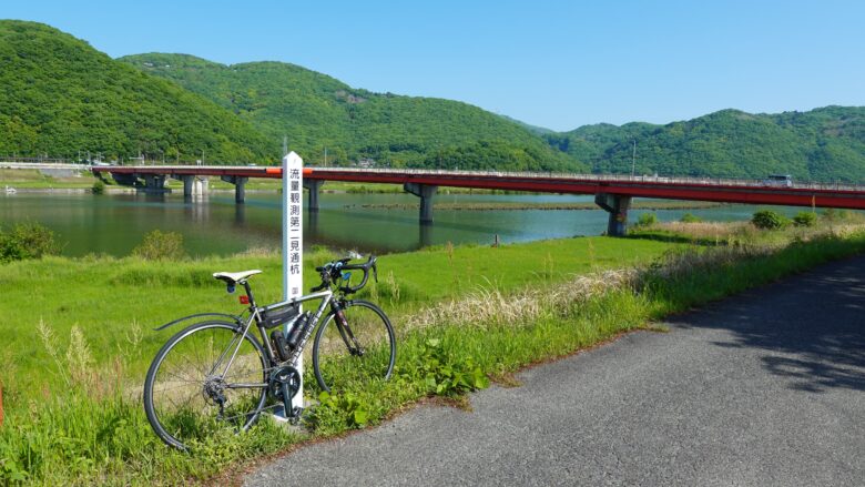 旭川沿いを自転車で走る