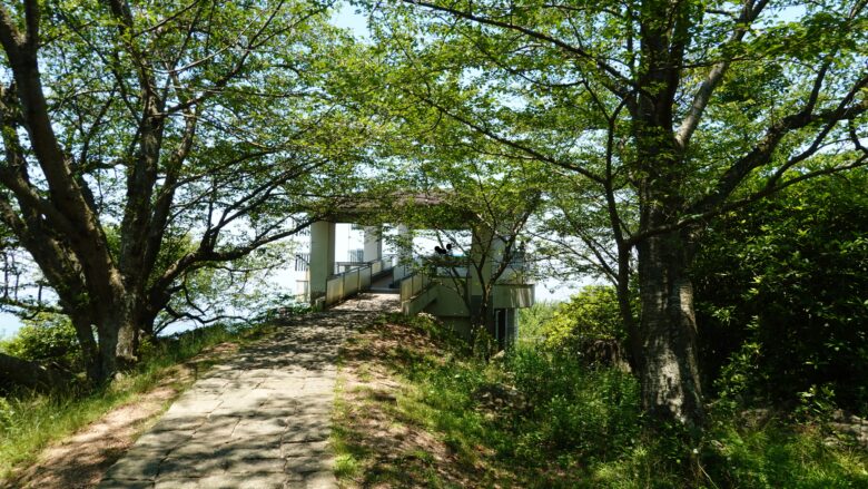 遊歩道の奥にある山頂展望台