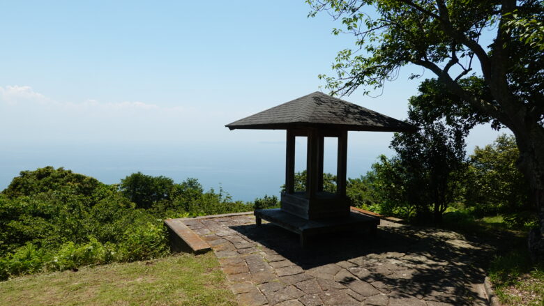 紫雲出山の山頂付近にある東屋