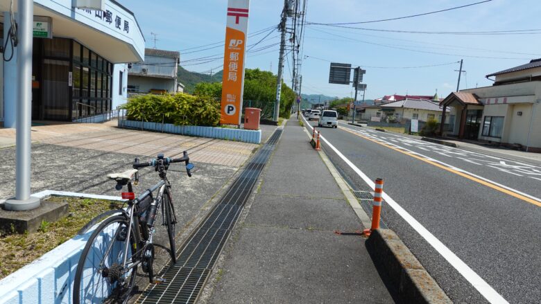 町中を走るロードバイク