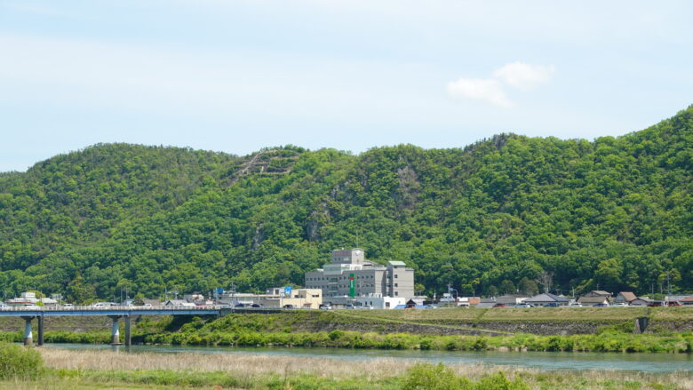 和文字が浮かぶ山