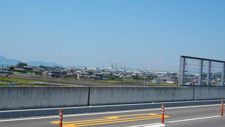 遠くに海が見える風景