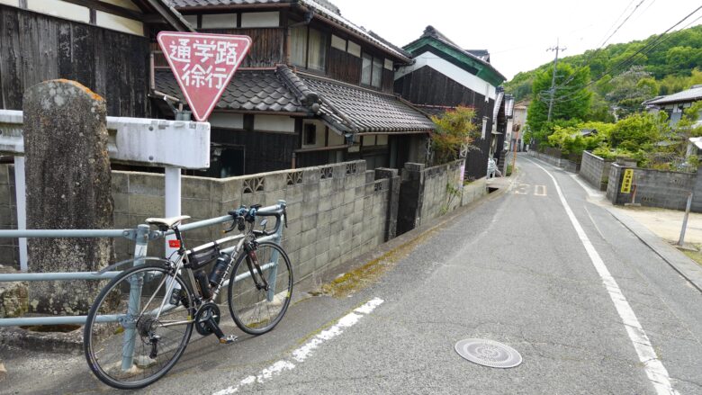 住宅街を自転車で走る