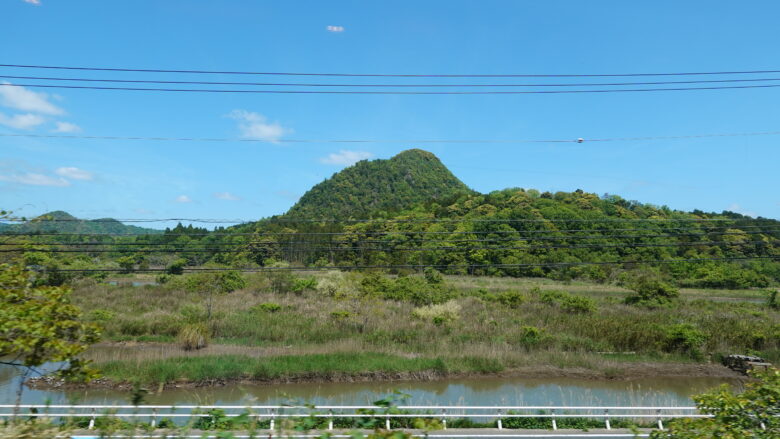 車窓から見えた「かぶと山」