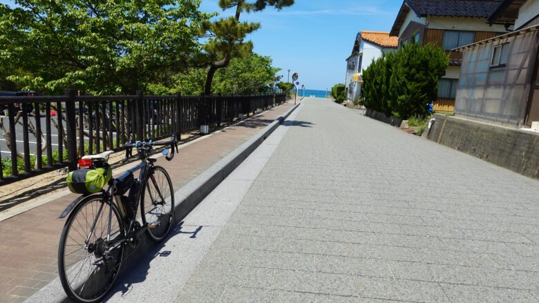 遠くに海が見える道