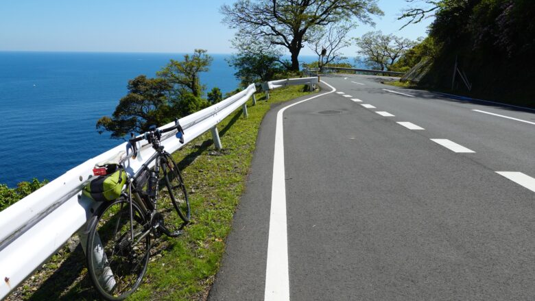 ロードバイクで海岸線を疾走