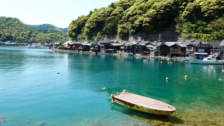 透明度の高い海に浮かぶ小舟