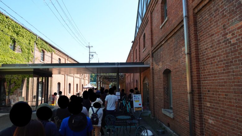 舞鶴市政記念館前には、開館前に行列ができていた