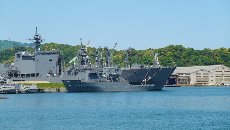 舞鶴湾に停泊する護衛艦