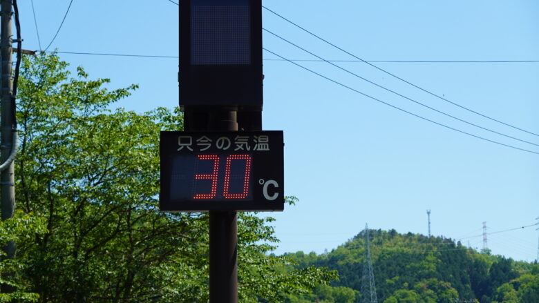 気温の表示機能を持たせた街灯